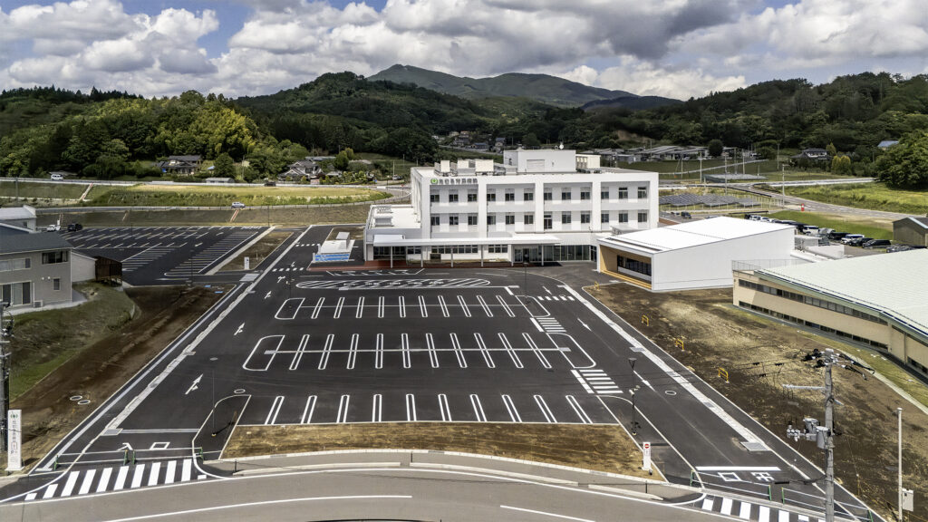 田村市民病院の外観(駐車場全体)